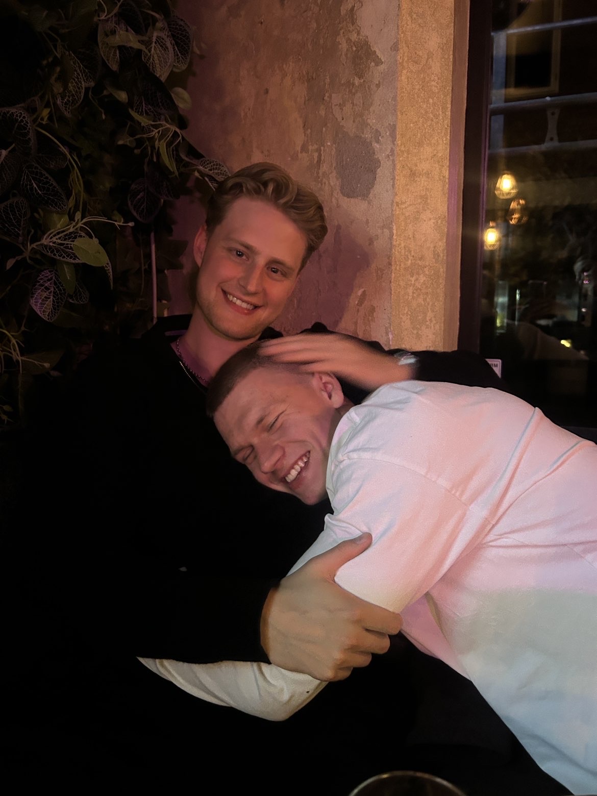Jeppe og Mikkel griner sammen en aften i Barcelona